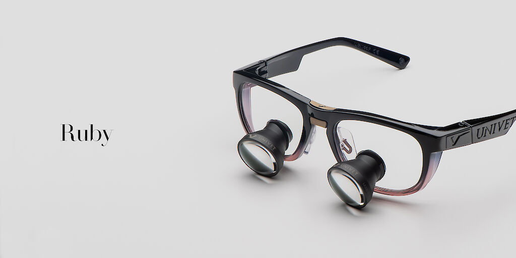 Loupes Univet Look & Cool Galilean Ruby con montatura ergonomica nero e rosso rubino e ottiche di precisione